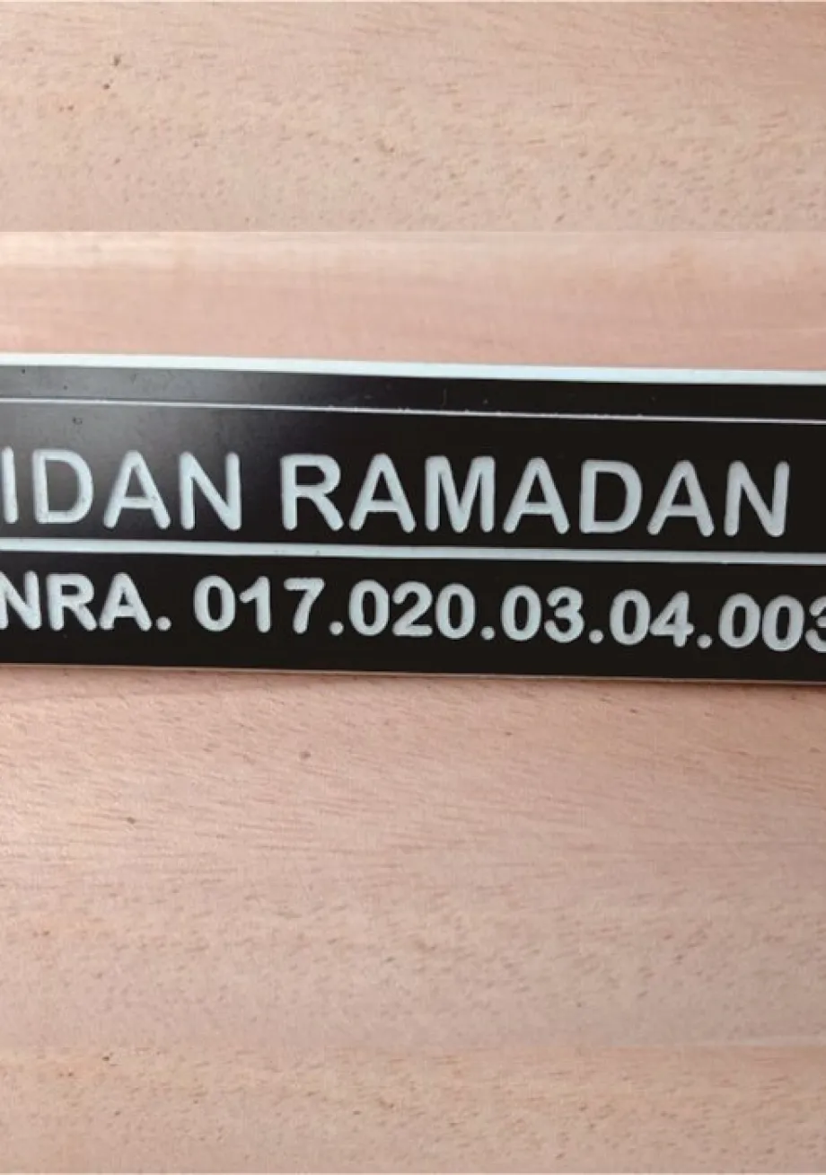 Name Tag & ID Card Holder Nama Dada Grafir Warna Hitam Putih Peniti 3 ~item/2021/12/2/grafir_2