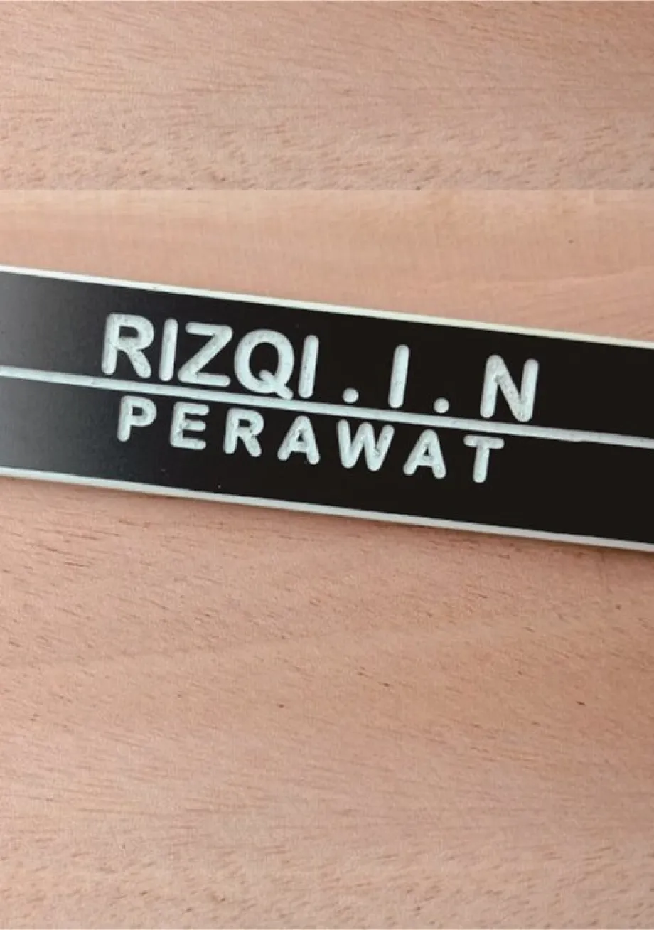 Name Tag & ID Card Holder Nama Dada Grafir Warna Hitam Putih Peniti 2 ~item/2021/12/2/grafir_3