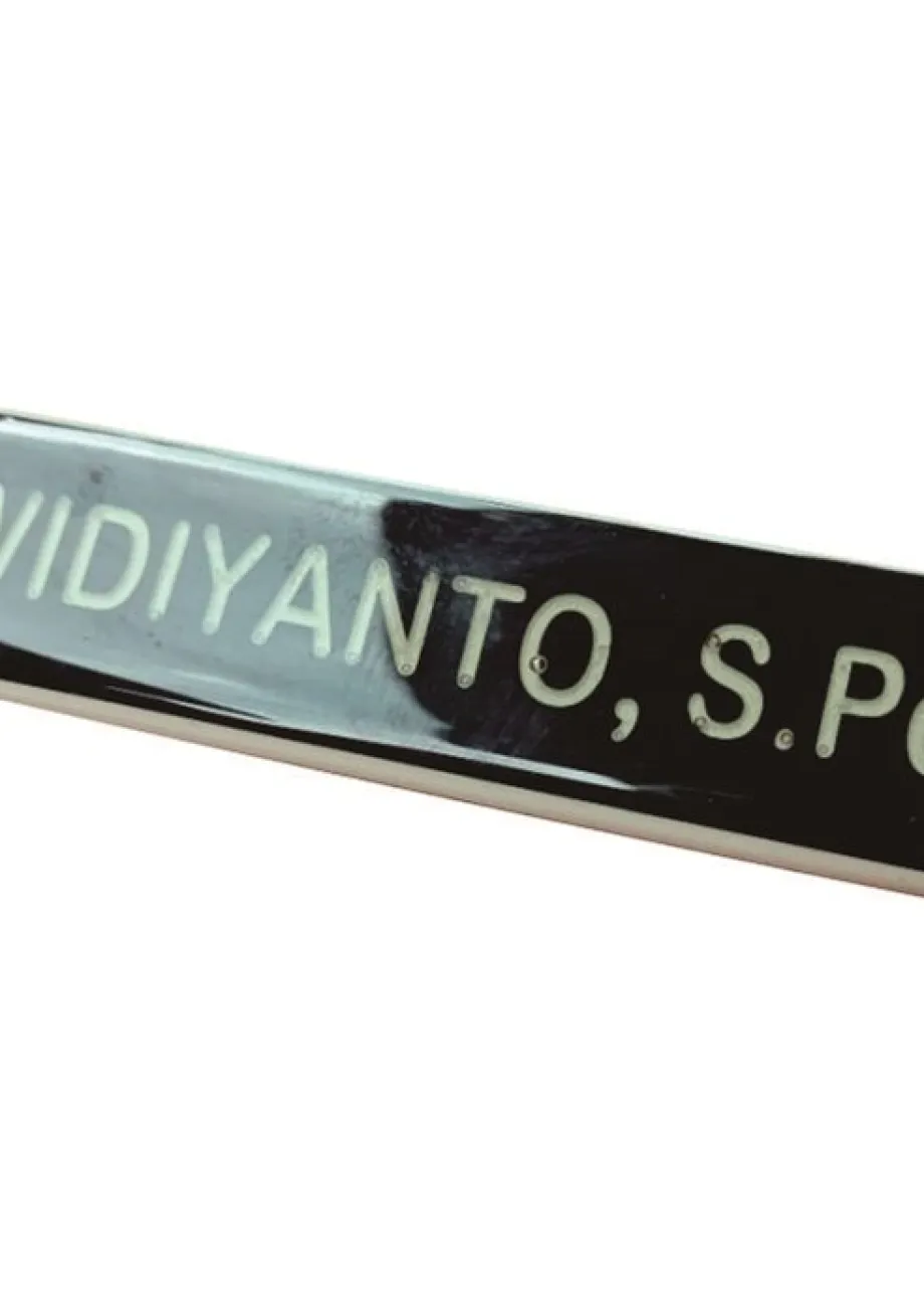 Name Tag & ID Card Holder Nama Dada Grafir Warna Hitam Putih Lapis Peniti 1 ~item/2021/12/2/utama