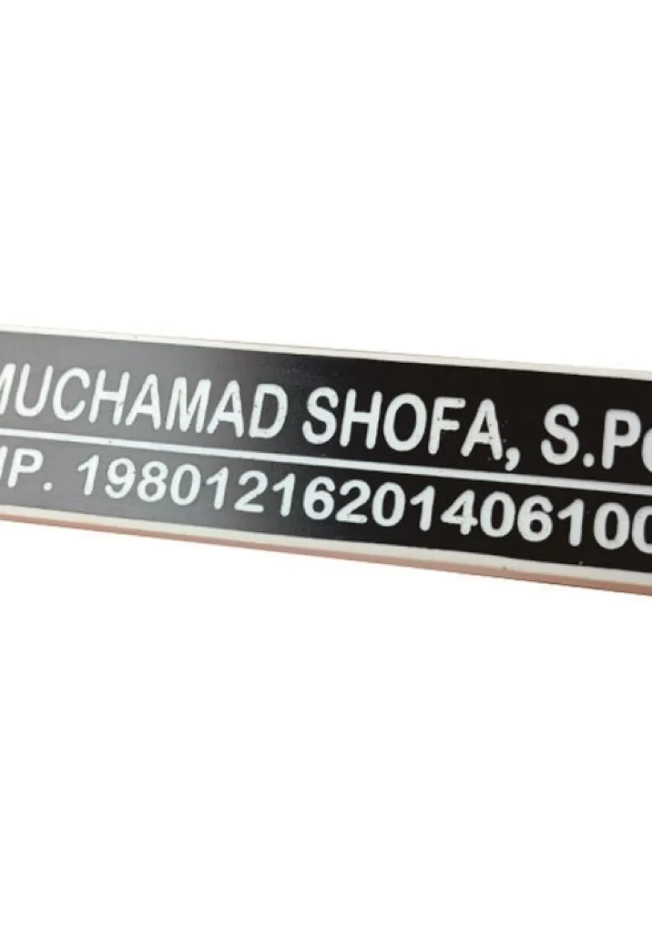 Name Tag & ID Card Holder Nama Dada Grafir Warna Hitam Putih Peniti 1 ~item/2021/12/2/utama