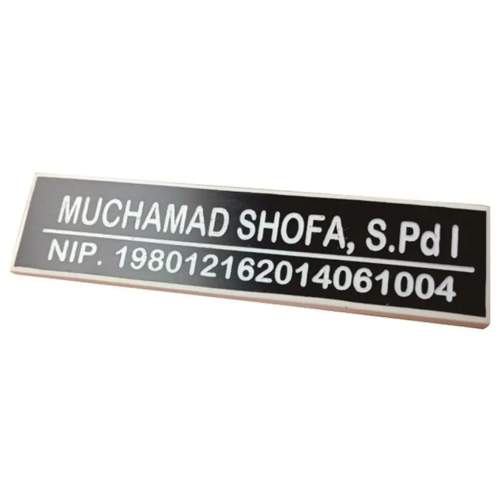 Nama Dada Grafir Warna Hitam Putih Peniti